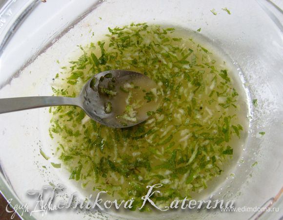 Добавить в маринад мед, масло, мелко рубленый чеснок, немного соли, перца.