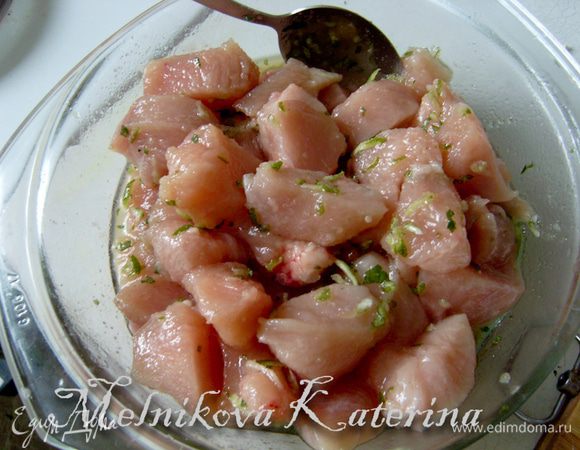 Нарезать небольшими кусочками курицу, выложить в тару с маринадом и тщательно перемешать. Оставить на час.