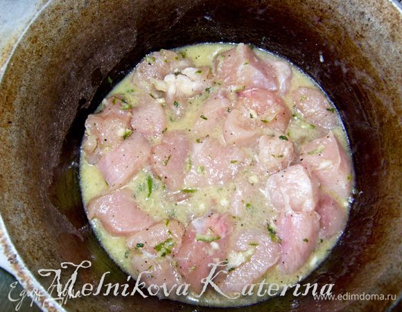 Выложить мясо вместе с маринадом в посуду для жарки (я использовала для тушения чугунный козанчик) и тушить на медленном огне около часа, изредка помешивая.