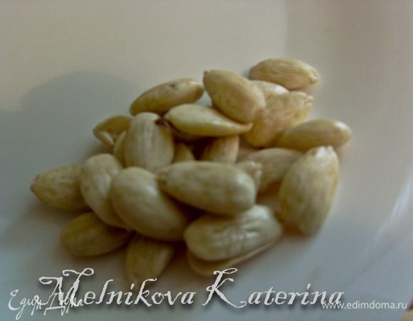 Очень вкусно подать мясо с миндальными хлопьями. Поскольку у меня хлопьев не было, то я решила сделать так: замочила горсть миндаля в кипятке на час, затем сняла кожуру (она снимается очень легко) и разделила каждое ядро надвое (тоже легко отделяется).