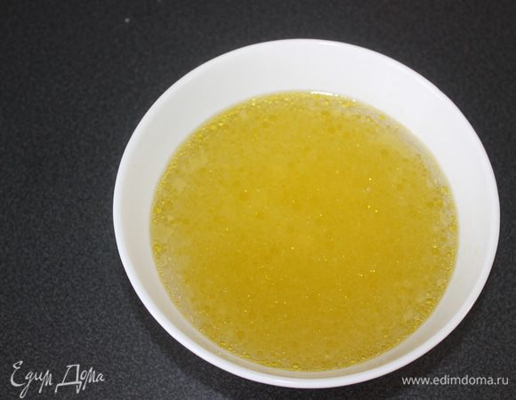 В теплой воде разводим соль, мед,олив.масло.