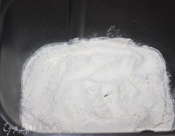 В муку добавить дрожжи и хорошо перемешать.