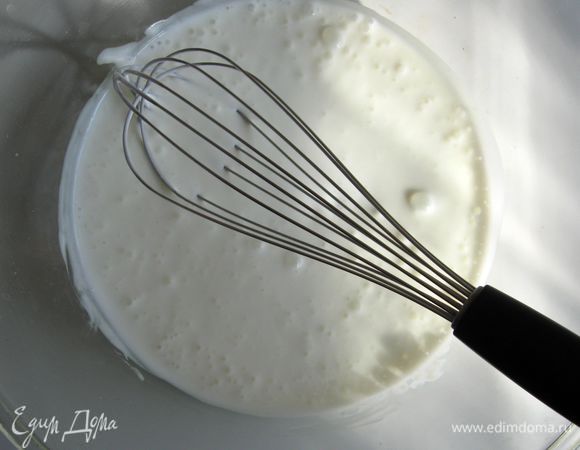 В кефир ввести соду и тщательно перемешать венчиком.