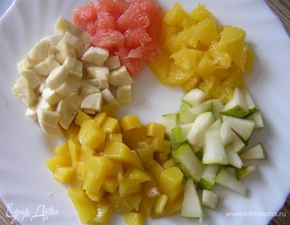 Фрукты нарезать небольшими кусочками,