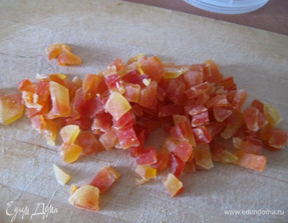 Режем папайю  брусочком/кубиком, 