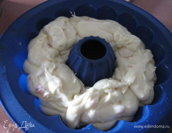 Перекладываем тесто в форму смазанную маслом 
