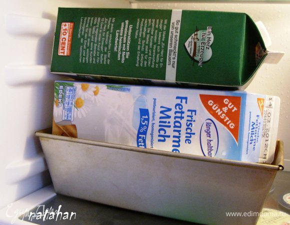 Расстелить опять на столе алюминиевую фольгу и положить на неё ветчину в фольге швом вниз. Тщательно завернуть фольгу и переложить ветчину в форму для запекания. Уплотнить ветчину, поставить форму в холодную духовку и запекать при температуре 200 градусов 1-1,5 часа (У меня 1 час 15 мин.). Достать форму из духовки, покрыть ветчину сложенной по размерам формы фольгой и положить сверху груз ( у меня 2 коробки молока) и оставить на столе на 2 часа для остывания до комнатной температуры. А затем поставить в холодильник ещё на 4 часа.