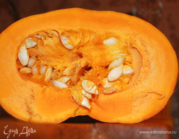 Тыкву помыть, почистить и порезать небольшими кубиками. Приготовить тыкву на пару. Установить таймер на 15 минут.