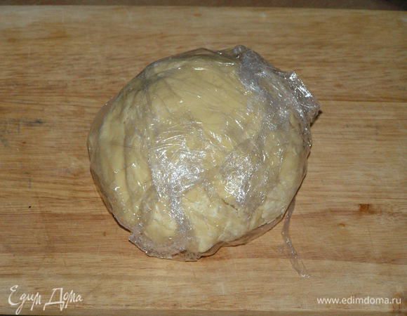 Приготовьте песочное тесто: масло разотрите с солью, сметаной и яйцом, аккуратно всыпьте просеянную муку. Тесто должно получиться эластичным, немного прилипающим к рукам. Скатайте в шар, заверните в пленку и уберите в холодильник на 1,5 часа.