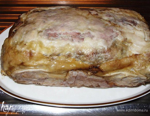 Приготовить блюдо по Ветчину. Достать форму  из холодильника. Снять груз. Вытащить из формы алюминиевый "кокон", ножницами разрезать фольгу и аккуратно переложить Ветчину из индейки на блюдо. 