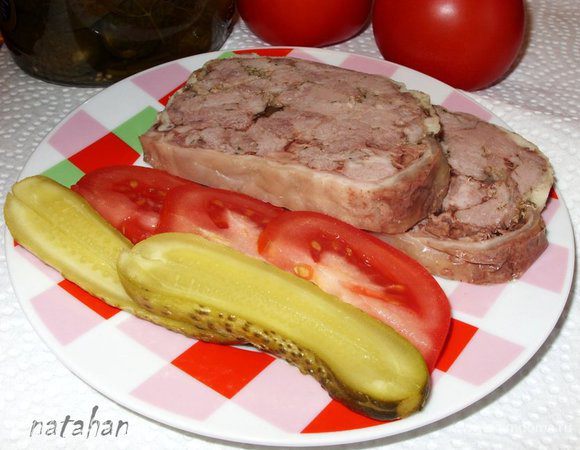 Острым ножом нарезать Ветчину, положить на тарелочку, добавить свежие помидоры и солёные огурчики. Всё готово! Позвать главного дегустатора отведать ветчинки. Приятного аппетита!