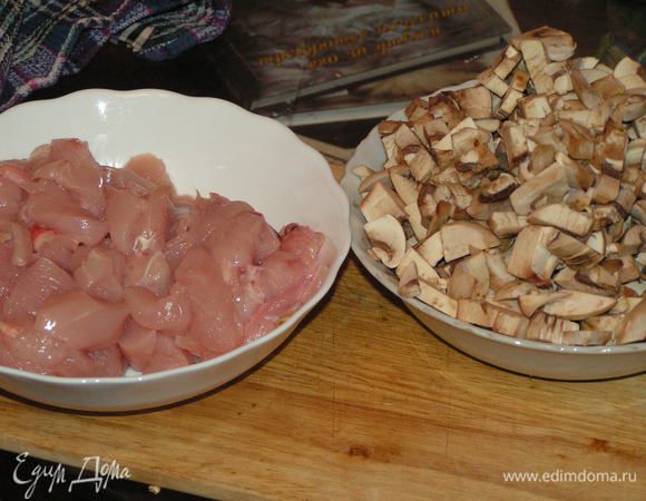 Нарежьте кубиками филе и грибы.