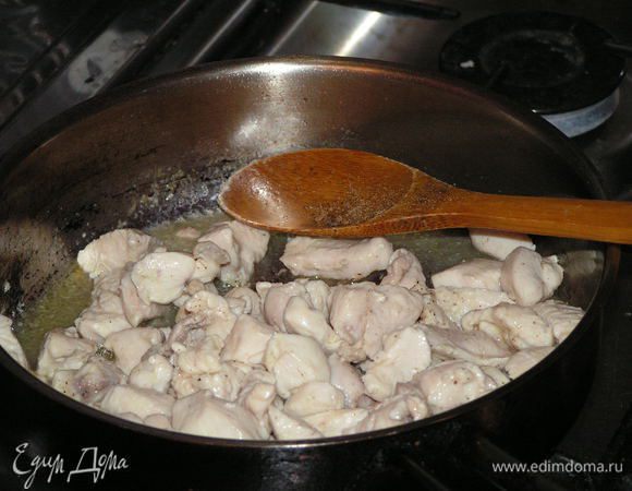 На растительном масле обжарьте филе, немного посолите и выложите из сковородки.