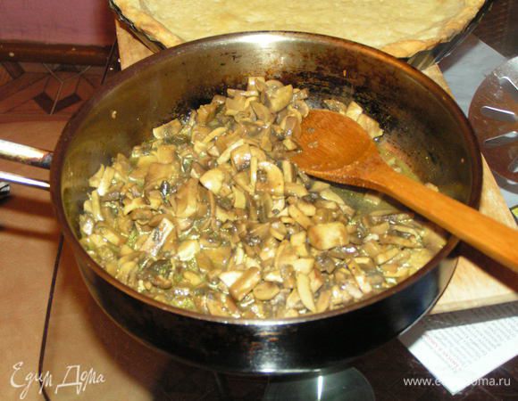 В той же сковороде обжарьте грибы с нарубленной зеленью, также немного посолите. 