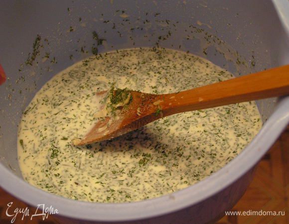 Заливка: смешайте яйца со сливками, сметаной, сухим укропом. Посолите и поперчите по вкусу, добавьте сыр.