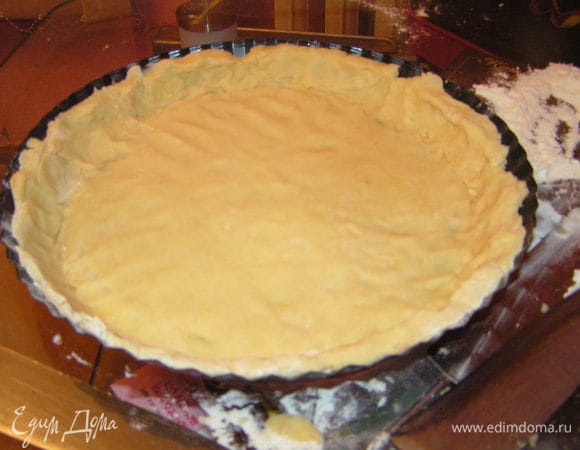 Тесто распределите по смазанной форме и сделайте бортики, проколите тесто вилкой. Выпекайте при 190°C около 20 минут.