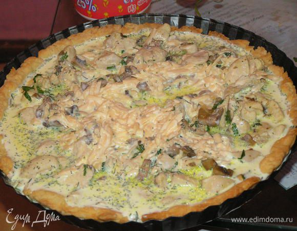 Влейте равномерно заливку. У меня, к сожалению, равномерно не получилось, весь сыр скопился в одном месте.