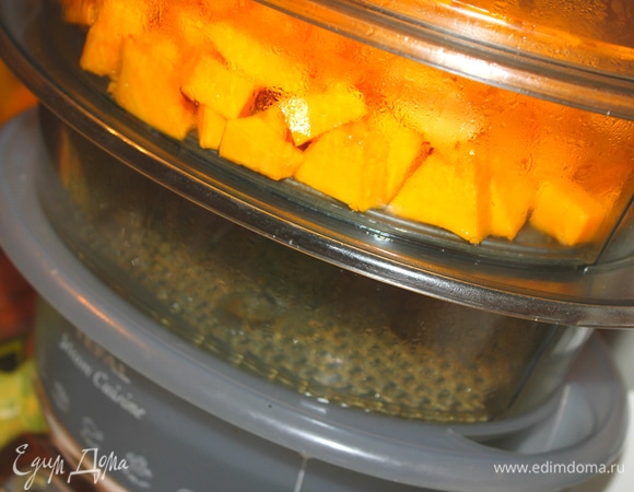 Сделать из тыквы пюре с помощью блендера.