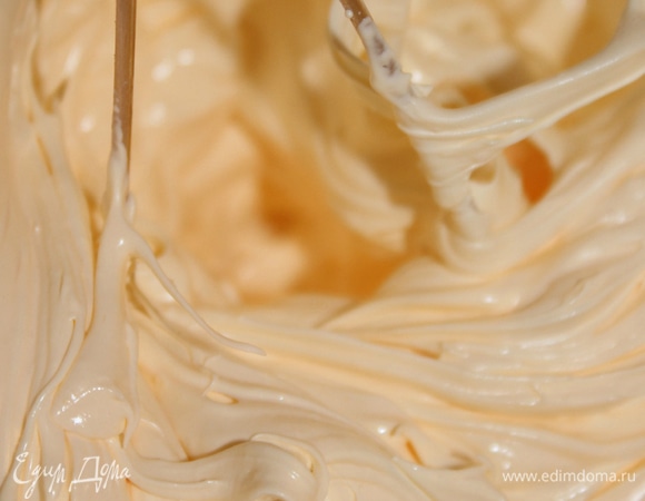 Желтки с сахарной пудрой взбить миксером в густую пену. Взбивать до тех пор, пока масса не увеличится в объеме в два раза (5–6 минут).