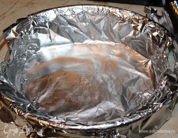 Форму выложить пищевой пленкой или фольгой.