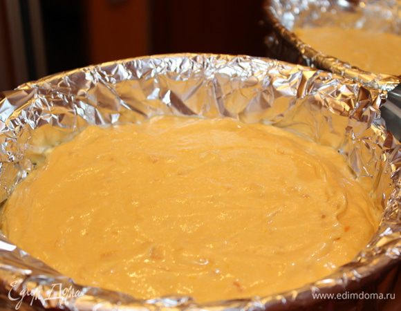 Выложить тесто в форму. Плотно накрыть фольгой. Готовить в пароварке 20 минут. Затем приоткрыть и готовить ещё 10 минут.