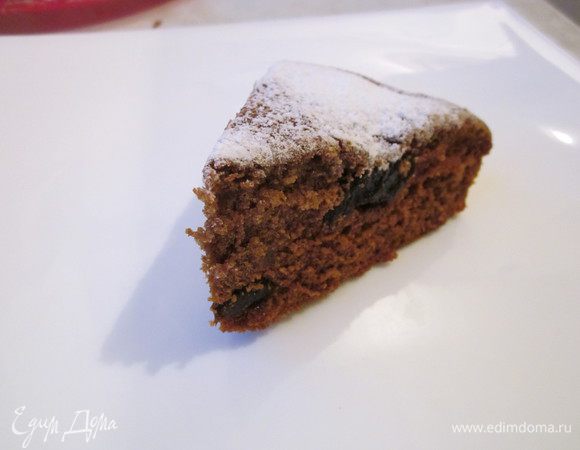 Сварить крепкий кофе, добавить в него сахар и мед. Прогреть смесь на маленьком огне до растворения сахара, снять с огня и немного остудить. Добавить чернослив, соль и соду, которую гасить не нужно. Добавить муку и хорошо все перемешать. Тесто должно быть, как густая сметана.
Духовку разогреть до 180*, выпекать пирог около 40 минут, но ориентируйтесь по своей духовке. 
Готовый пирог посыпать сахарной пудрой.
Приятного чаепития! 