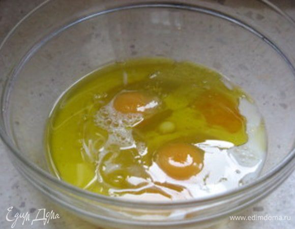 Взбить яйца с молоком и маслом.