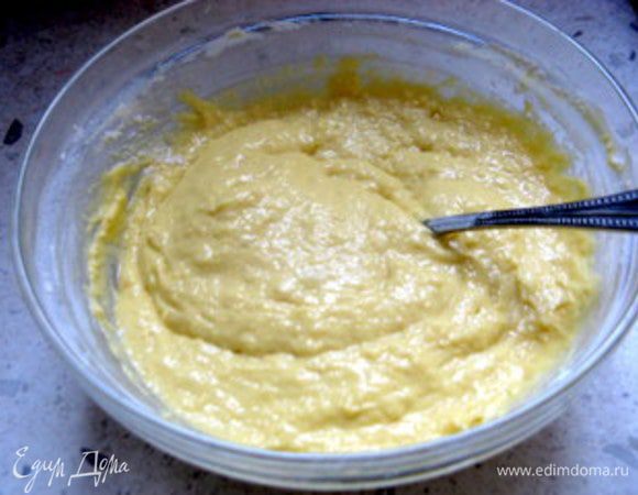 Влить яйца в муку и хорошо перемешать.