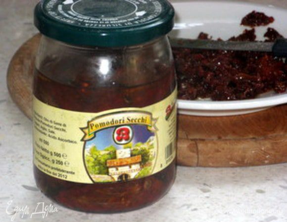 Мелко нарезать сушёные помидоры.