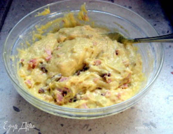 Добавить помидоры и ветчину в тесто.Посолить по вкусу.