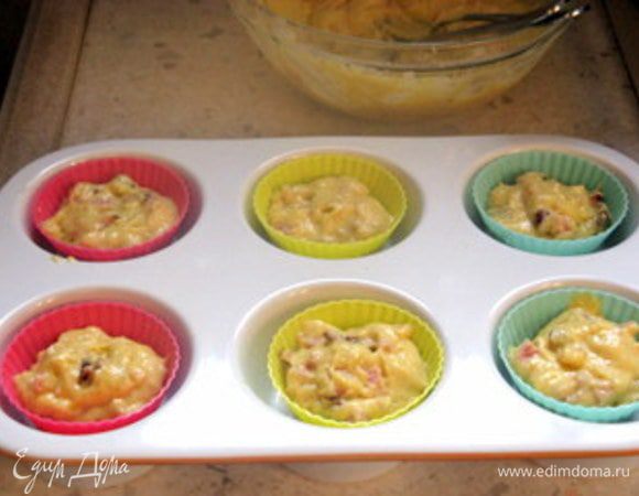 Ложкой разложить тесто в формочки для маффинов. Маффины поднимутся, поэтому заполнить формочки на 2/3. Выпекать при 180° около 20 минут. Проверить готовность деревянной палочкой.