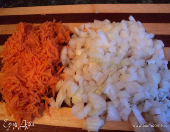Лук  ( 1шт) мелко порезать, морковку натереть на мелкой терке и припустить до мягкости в сковороде с 3 ст.ложками растительного масла.