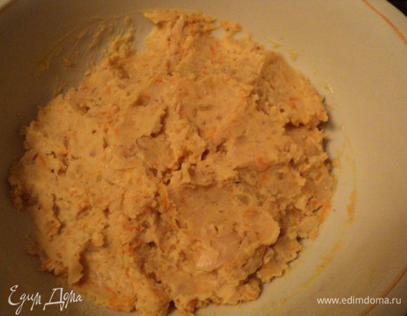 Отваренную фасоль, лук с морковкой измельчить в блендере. Добавить белый перец, кориандр, соль по вкусу, 1.5 ст.ложки муки и хорошо вымесить  и выбить.