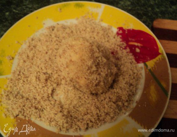 Сформировать овальные котлетки, обвалять в молотых грецких орехах.