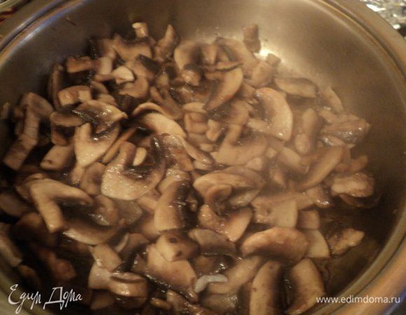 Для гарнира: шампиньоны порезать пластинками, поджарить на растительном масле до выпаривания жидкости и золотистого цвета, , добавить порезанный четверть кольцами лук.
Загустить грибы 1 ст.ложкой муки, разведенной  в 100гр. холодного фасолевого отвара      ( овощного бульона или воды). 

