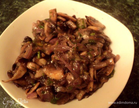 Грибы посолить, поперчить по вкусу, добавить мелко порезанный укроп.
