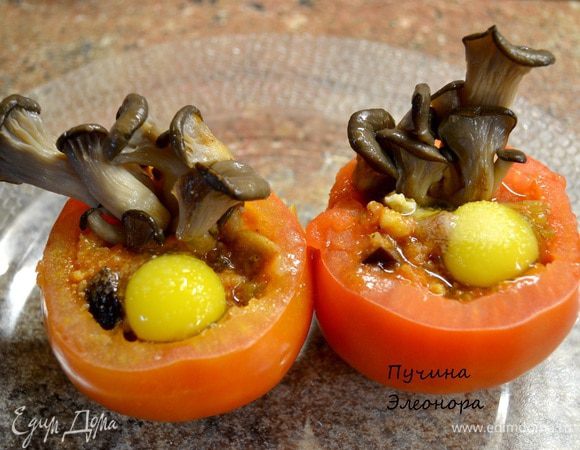 Чистим помидор от серединки наполняем любым овощным рагу.Сверху влить перепелиное яйцо,украсить грибами и отправляем в духовку или микроволновку до готовности.Украсить при подаче зеленью.Я подала помидорчики с куриным бульоном.
У меня:
Ингредиенты на рагу:
Грибы(у меня Вешенки)
Брокколи капуста
Цветная капуста
Болгарский перец(жёлтый)
Баклажан
Лук
Морковка
Помидоры
Томатная паста
Сельдерей(стебли)
Фасоль зелёная
Имбирь
Зелень петрушки,укропа
Черный молотый перец,соль,чеснок.
Всё порезать кубиком и тушить до готовности.