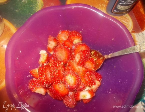 клубнику промыть в холодной воде и нарезать как вам нравиться,посыпать ягоды сахаром и перемешать