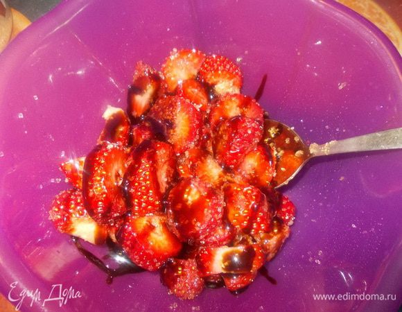 далее влить бальзамический соус(у кого нет можно и бальзамический уксус)перемешать и дать настояться 30 минут при комнатной температуре.