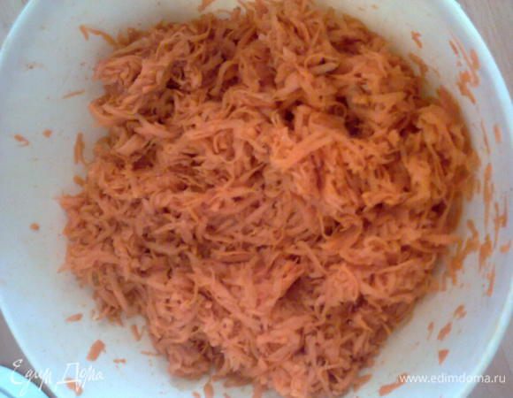 Морковь натереть,посолить, перемешать и дать постоять 20-30 минут.