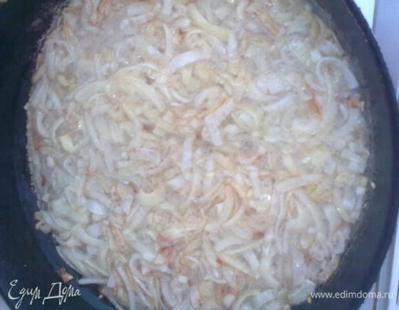 В морковь добавить сахар, красный перец где то пол чайной ложки,хорошо премешать.Далее крупно нарезать лук,обжарить на растительном масле до темно-золотистого цвета.