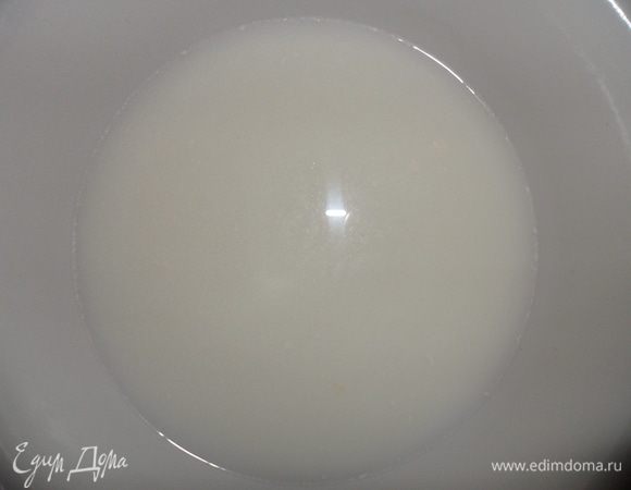 Наливаем в чашку молоко, добавляем соль и сахар. Перемешиваем.