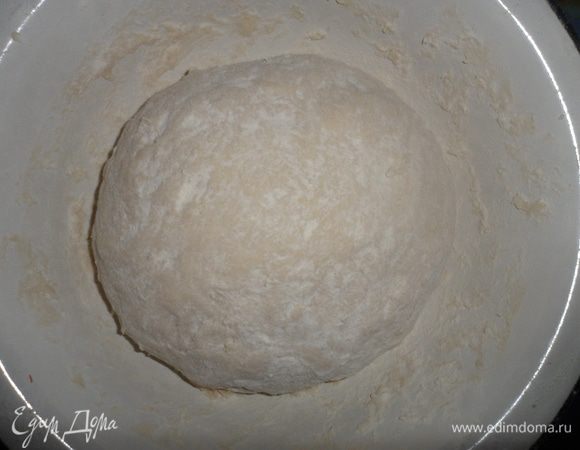 Разбиваем 1 яйцо и добавляем к молоку, затем кладем растительное масло, дрожжи и муку. И хорошо вымешиваем тесто. Ставим тесто в теплое место подходить минут на 30-40.