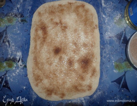 Раскатать тесто, смазать растительным маслом и хорошо посыпать начинкой из корицы.