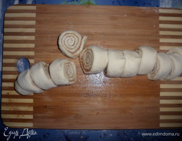 Свернуть в рулет и нарезать булочки.