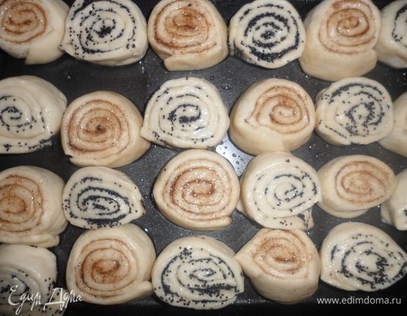 Выкладываем булочки на смазанный маслом противень, смазываем желтком и ставим в разогретую духовку до 200 градусов и выпекаем 20-30 мин.