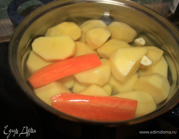 Промыть, залить кипятком и поставить на огонь. Добавить морковь и чеснок. Не солить!