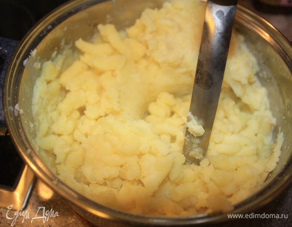 Снимаем с огня, добавляем масло, вливаем ТЁПЛОЕ молоко, солим и хорошенько разминаем.