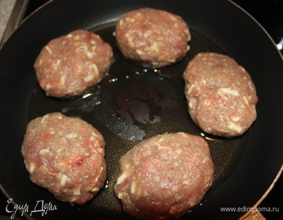 Сформировать котлеты и выложить на хорошо разогретую сковороду с маслом. Обжарить с каждой стороны до румяной корочки, до полуготовности. 