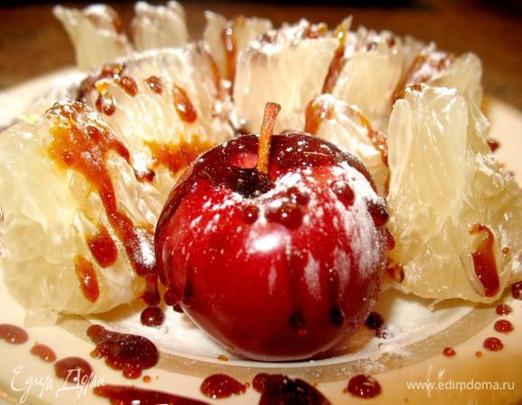 из карамельки сделала украшения и припорошила сах.пудрой.